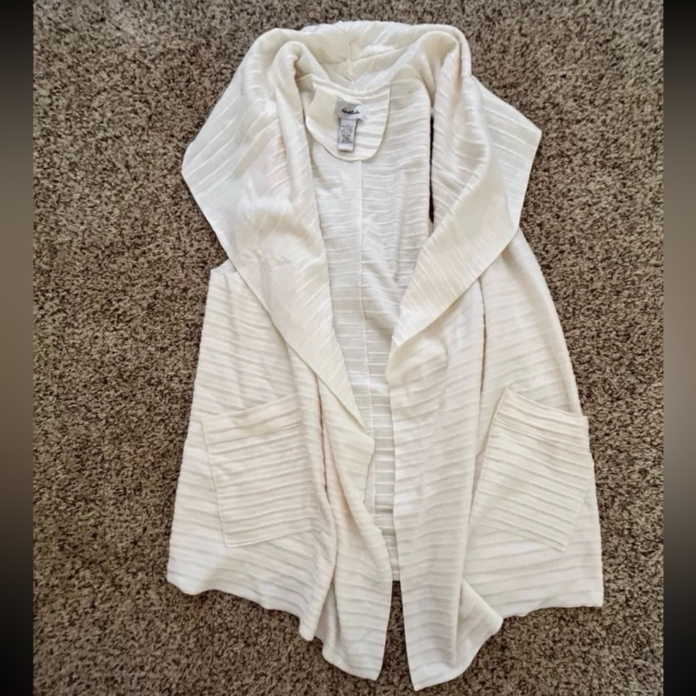 Women’s Medium Le Moda sleeveless  open-front vest cardigan with pockets Cream
